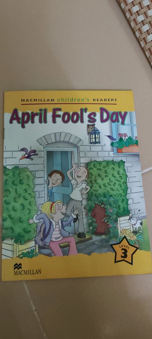 - Tiki giao siêu nhanh, đóng gói kĩ. Mình mua cùng Oxford Collocations Dict., đc tặng kèm 1 quyển truyện thiếu nhi, cả ba được gói gọn vừa đủ trong 1 hộp, và đều nguyên vẹn.
- Từ điển pocket nên nhỏ nhắn vừa tay, bìa mới toanh không tì vết.
- Độ dày mỏng hơn Oxford Pocket Dictionary for Learners. In ấn rõ nét, đều màu, chỉn chu, tươm tất.
- Bên trong có HDSD, mục lục chia một số topics quen thuộc, có hình ảnh kèm và ví dụ đa dạng phong phú. Có giải thích nghĩa, ngữ cảnh một cách ngắn gọn.