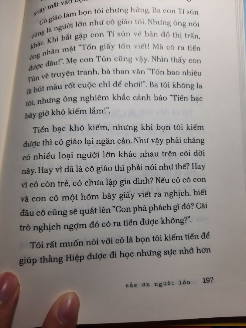 Có quá nhiều cảm xúc mà 258 trang của cuốn “ Cảm ơn người lớn “ của tác giả Nguyễn Nhật Ánh đã để lại trong tôi. Thông qua lời kể của ông cu Mùi, chúng ta được sống lại một thời tuổi thơ dữ dội, hay làm những trò nghịch ngợm, điên điên. Tác giả dành tặng cuốn sách này cho người lớn như giúp người lớn cố hồi tưởng lại ngày xưa những tỷ phú bé con đó đã tiêu xài thời gian như thế nào…
Có ai trong chúng ta từng ước mơ có một đôi cánh để bay lượn trên bầu trời? Có ai trong chúng ta từng chơi trò đóng giả làm vợ chồng để được chọn lựa gán ghép với người mà mình cảm thấy thinh thích? Có ai trong chúng ta từng thẳng tay xé những trang giấy trắng để vẽ chi chít lên đó những ngôi nhà, những đường thẳng dài có, ngoằn nghèo có để thể hiện một tấm bản đồ của nhà chúng bạn? Có ai trong chúng ta đã từng mê mẩn những cuốn truyện tranh, rồi ước mơ tự vẽ và xuất bản lấy một cuốn truyện để đời?... Xuyên suốt toàn bộ cuốn sách, tác giả gói trọn dòng cảm xúc và tâm hồn cho những trò nghịch ngợm của bọn nhỏ, nhưng bên cạnh đó là hình ảnh đan xen giữa thực tại về cuộc sống và những giá trị nhân văn sâu sắc từ những chiêm nghiệm của tác giả. Nó thực sự không quá nhiều, nhưng từng câu từng chữ trong đó về cách nhìn của cu Mùi đối với cuộc sống của một người lớn thật oái oăm và đầy khó khăn. Sự băn khoăn của Mùi như chính những băn khoăn thực tại của chúng ta vậy! 
Đầu tiên là tiền bạc, là những lần ngăn cản hàng trăm cái trò “ nghịch ngợm” mà bọn con nít nghĩ ra với câu nói: “ Tốn giấy tốn viết”, “ tốn bao nhiêu là bút màu rốt cuộc chỉ để chơi”, “ tiền bạc bây giờ khó kiếm lắm”…trong khi bọn trẻ con thì làm gì biết than như thế! Trẻ con chẳng có ước mơ gì cao sang ngoài việc chỉ cần đủ tiền mua cây cà rem, xi rô, ổi, xoài… mà nhờ thế bọn trẻ không có nhiều lắm những khổ não.
Nỗi băn khoăn về tiền bạc chẳng những không được qua đi mà nó còn đè nặng hơn khi đến với hôn nhân, hay người lớn càng ác cảm với chúng nhiều hơn khi con người ta phải thực hiện những gì mà khi yêu người ta chỉ có nói suông! 
Người lớn còn sợ thời gian, khi người lớn có tất cả và được làm mọi thứ mà ngày xưa từng bị cấm cản nhưng bây giờ, thời gian giống như đang chiếm lĩnh lấy mọi thứ.
“ Tôi không còn tuổi trẻ tặng cho em
Khi gặp ngỡ bỗng giận đời quá muộn
Chuyến tàu thời gian tôi sắp xuống
Trong khi em vừa mới đáp ga đầu
Em vẫn còn bao mơ ước mai sau
Tôi ngồi lại ngoái đầu thương dĩ vãng” 
(Nguyễn Nhật Ánh )
Và những vầng thơ của những năm tháng tóc biến thành hoa lau sẽ không còn được thấy nét lả lơi như thời đôi mươi trên trang thơ tình dành tặng cho người thương cũ: 
“ Em có tin
Xưa nay anh vẫn chăn dắt những vì sao trên trời
Nếu không thể, vì sao sáng nhất do đâu lại chọn rơi vào mắt em
Để mắt em long lanh đến vậy…”
(Nguyễn Nhật Ánh )
Và người lớn còn chất chứa trong lòng những bí mật, những nỗi niềm riêng như nuôi một gánh nặng….
Người lớn luôn tự cho trẻ con là lũ sinh vật lúc nào cũng hào hứng làm những chuyện ngốc nghếch sau lưng đấng sinh thành. Thế nhưng người lớn chẳng phải cũng có cái ngốc nghếch riêng của mình đó thôi! Và nhờ vậy mà trẻ con có mặt trên cuộc đời này.
Nguyễn Nhật Ánh đã miêu tả thành công sự mập mờ của thế giới người lớn. Lột tả được lối suy nghĩ đầy hóm hỉnh của trẻ con, dưới góc nhìn của trẻ con – những đứa trẻ chưa bị cái đè nén của thời gian làm đầu óc chúng ghì chặt lại. Câu chuyện mà Nguyễn Nhật Ánh kể không phải là cuộc đời của tôi, cũng không phải là cuộc đời của bất kỳ một ai cả, nhưng chúng ta đủ khôn ngoan để nhìn trực tiếp trong cuộc đời thay vì trang sách! Đến cuối cùng của trang sách không phải là những tiếc nuối thời thơ ấu của cu Mùi hay bất kỳ nhân vật nào trong truyện mà chính là sự biết ơn của chính bản thân tôi dành đến cho tác giả về một tác phẩm đầy tính nhân văn này, giúp cho tôi – những người lớn nhưng lại khao khát bé có một cái nhìn mới, một hiện thực khác, và cao hơn so với hiện thực ngoài kia!.....
Đà Nẵng, 23/07/2021! Một ngày chỉ ở nhà để chống dịch! Có quá nhiều cảm xúc mà 258 trang của cuốn “ Cảm ơn người lớn “ của tác giả Nguyễn Nhật Ánh đã để lại trong tôi. Thông qua lời kể của ông cu Mùi, chúng ta được sống lại một thời tuổi thơ dữ dội, hay làm những trò nghịch ngợm, điên điên. Tác giả dành tặng cuốn sách này cho người lớn như giúp người lớn cố hồi tưởng lại ngày xưa những tỷ phú bé con đó đã tiêu xài thời gian như thế nào…
Có ai trong chúng ta từng ước mơ có một đôi cánh để bay lượn trên bầu trời? Có ai trong chúng ta từng chơi trò đóng giả làm vợ chồng để được chọn lựa gán ghép với người mà mình cảm thấy thinh thích? Có ai trong chúng ta từng thẳng tay xé những trang giấy trắng để vẽ chi chít lên đó những ngôi nhà, những đường thẳng dài có, ngoằn nghèo có để thể hiện một tấm bản đồ của nhà chúng bạn? Có ai trong chúng ta đã từng mê mẩn những cuốn truyện tranh, rồi ước mơ tự vẽ và xuất bản lấy một cuốn truyện để đời?... Xuyên suốt toàn bộ cuốn sách, tác giả gói trọn dòng cảm xúc và tâm hồn cho những trò nghịch ngợm của bọn nhỏ, nhưng bên cạnh đó là hình ảnh đan xen giữa thực tại về cuộc sống và những giá trị nhân văn sâu sắc từ những chiêm nghiệm của tác giả. Nó thực sự không quá nhiều, nhưng từng câu từng chữ trong đó về cách nhìn của cu Mùi đối với cuộc sống của một người lớn thật oái oăm và đầy khó khăn. Sự băn khoăn của Mùi như chính những băn khoăn thực tại của chúng ta vậy! 
Đầu tiên là tiền bạc, là những lần ngăn cản hàng trăm cái trò “ nghịch ngợm” mà bọn con nít nghĩ ra với câu nói: “ Tốn giấy tốn viết”, “ tốn bao nhiêu là bút màu rốt cuộc chỉ để chơi”, “ tiền bạc bây giờ khó kiếm lắm”…trong khi bọn trẻ con thì làm gì biết than như thế! Trẻ con chẳng có ước mơ gì cao sang ngoài việc chỉ cần đủ tiền mua cây cà rem, xi rô, ổi, xoài… mà nhờ thế bọn trẻ không có nhiều lắm những khổ não.
Nỗi băn khoăn về tiền bạc chẳng những không được qua đi mà nó còn đè nặng hơn khi đến với hôn nhân, hay người lớn càng ác cảm với chúng nhiều hơn khi con người ta phải thực hiện những gì mà khi yêu người ta chỉ có nói suông! 
Người lớn còn sợ thời gian, khi người lớn có tất cả và được làm mọi thứ mà ngày xưa từng bị cấm cản nhưng bây giờ, thời gian giống như đang chiếm lĩnh lấy mọi thứ.
“ Tôi không còn tuổi trẻ tặng cho em
Khi gặp ngỡ bỗng giận đời quá muộn
Chuyến tàu thời gian tôi sắp xuống
Trong khi em vừa mới đáp ga đầu
Em vẫn còn bao mơ ước mai sau
Tôi ngồi lại ngoái đầu thương dĩ vãng” 
(Nguyễn Nhật Ánh )
Và những vầng thơ của những năm tháng tóc biến thành hoa lau sẽ không còn được thấy nét lả lơi như thời đôi mươi trên trang thơ tình dành tặng cho người thương cũ: 
“ Em có tin
Xưa nay anh vẫn chăn dắt những vì sao trên trời
Nếu không thể, vì sao sáng nhất do đâu lại chọn rơi vào mắt em
Để mắt em long lanh đến vậy…”
(Nguyễn Nhật Ánh )
Và người lớn còn chất chứa trong lòng những bí mật, những nỗi niềm riêng như nuôi một gánh nặng….
Người lớn luôn tự cho trẻ con là lũ sinh vật lúc nào cũng hào hứng làm những chuyện ngốc nghếch sau lưng đấng sinh thành. Thế nhưng người lớn chẳng phải cũng có cái ngốc nghếch riêng của mình đó thôi! Và nhờ vậy mà trẻ con có mặt trên cuộc đời này.
Nguyễn Nhật Ánh đã miêu tả thành công sự mập mờ của thế giới người lớn. Lột tả được lối suy nghĩ đầy hóm hỉnh của trẻ con, dưới góc nhìn của trẻ con – những đứa trẻ chưa bị cái đè nén của thời gian làm đầu óc chúng ghì chặt lại. Câu chuyện mà Nguyễn Nhật Ánh kể không phải là cuộc đời của tôi, cũng không phải là cuộc đời của bất kỳ một ai cả, nhưng chúng ta đủ khôn ngoan để nhìn trực tiếp trong cuộc đời thay vì trang sách! Đến cuối cùng của trang sách không phải là những tiếc nuối thời thơ ấu của cu Mùi hay bất kỳ nhân vật nào trong truyện mà chính là sự biết ơn của chính bản thân tôi dành đến cho tác giả về một tác phẩm đầy tính nhân văn này, giúp cho tôi – những người lớn nhưng lại khao khát bé có một cái nhìn mới, một hiện thực khác, và cao hơn so với hiện thực ngoài kia!.....
Đà Nẵng, 23/07/2021! Một ngày chỉ ở nhà để chống dịch!