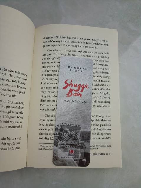 Mình mua lâu rồi mà lười đanh giá. Sách không có gì để chê, sách có 1 lớp bìa áo, mình còn được tặng bookmark nữa.