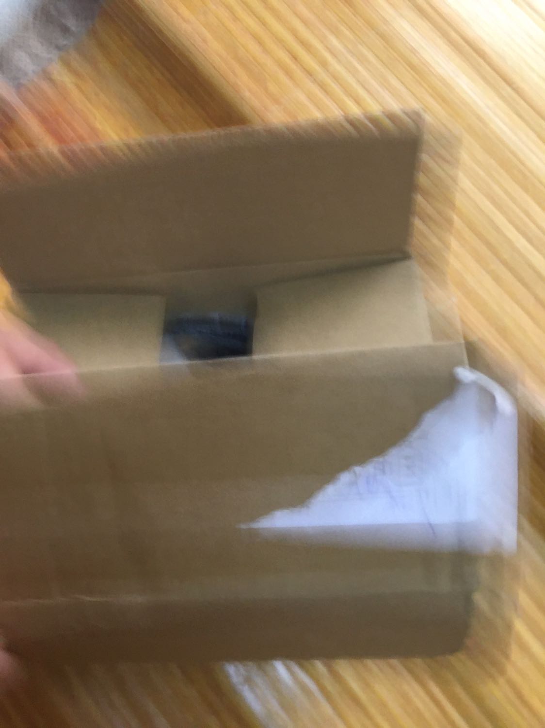 Rất đẹp. Nhận hàng mà ưng ý quá trời quá đất luôn. Tiki bán hàng rất tin tưởng. Đẹp về mẫu mã. Đồng hồ rất nặng, sáng bóng, dây mềm mại, rất êm tay. Hàng chất nên rất hài long, sản phẩm có phiếu bảo hành. Hộp chính hãng, đóng gói chắc chắn. Cho shop năm sao nhé, chúc shop buôn may bán đắt. Sẻ ủng hộ thêm cho shop