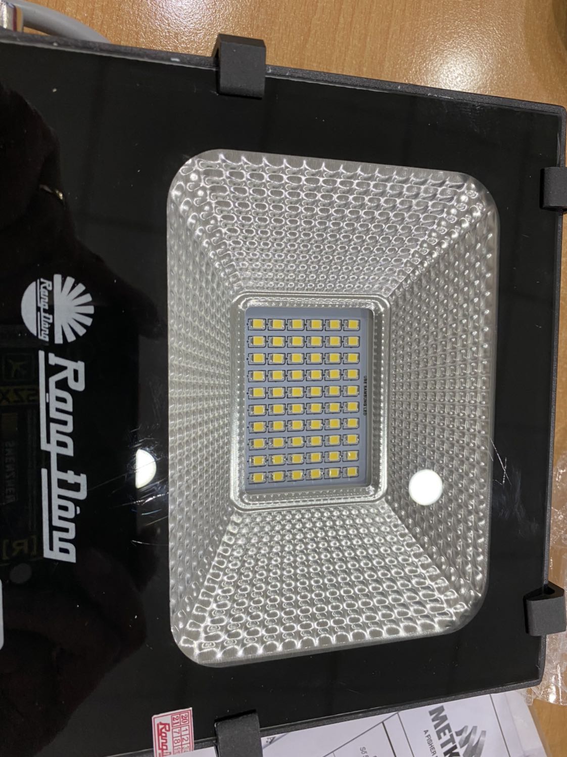 Hàng bị trầy mặt kính và khung viền dán keo giữ mặt kính và khung ko chắc chắn