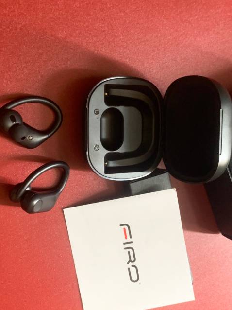 Mình đã sử dụng qua rất nhiều mẫu tai nghe, có đôi lời cảm nhận về hãng FIRO này:

- Kiểu dáng đẹp, có độ hoàn thiện cao, đeo rất bám tai, không bị mỏi khi đeo lâu.
- Kết nối nhanh và ổn định. (iphone & sam sung )
- Pin trâu
- Âm thanh hay

Qua tìm hiểu mình được biết FIRO chuyên sản xuất các dòng tai nghe đạt tiêu chuẩn xuất châu Âu nên rất tự tin khi sử dụng.