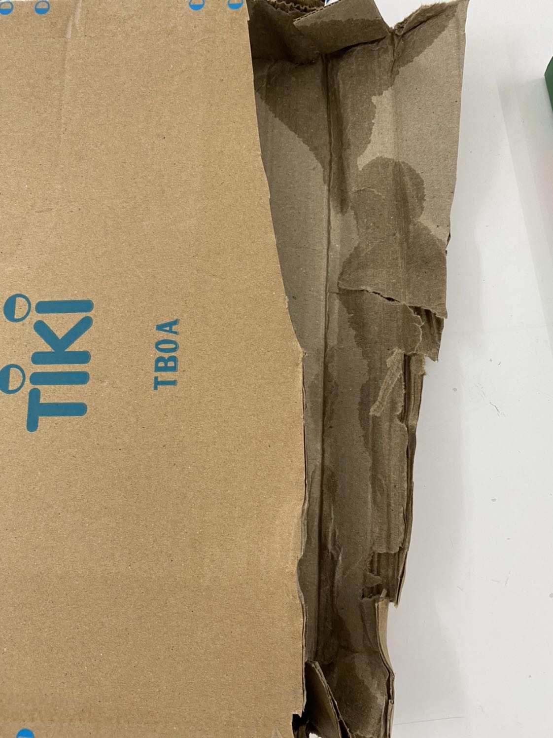 Sản phẩm giao bị ướt. Đề nghị Tiki đổi lại sản phẩm khác.