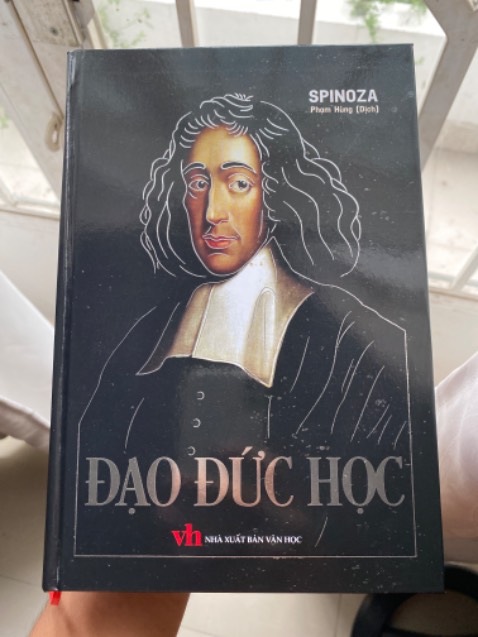 Chất lượng giấy hơi mỏng, chữ in ko nét. Có cảm giác sách được in ra ko chuyên nghiệp.