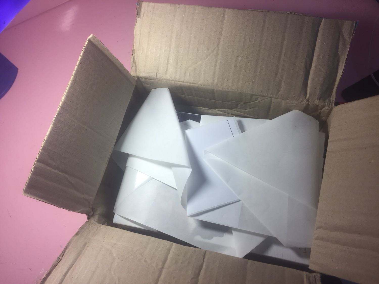 Giao hàng đúng thời hạn, đóng gói hơi sơ sài nên sách bị cấn một số góc của boxet nhưng sách bên trong vẫn ok. Truyện của Đinh Mặc thì lúc nào cũng đỉnh rồi, mua cuốn này về để sưu tầm vì đọc xong trên mạng quá hayy. Tiếc là lỡ mất cái thư tay của tác giả, rầu ghee