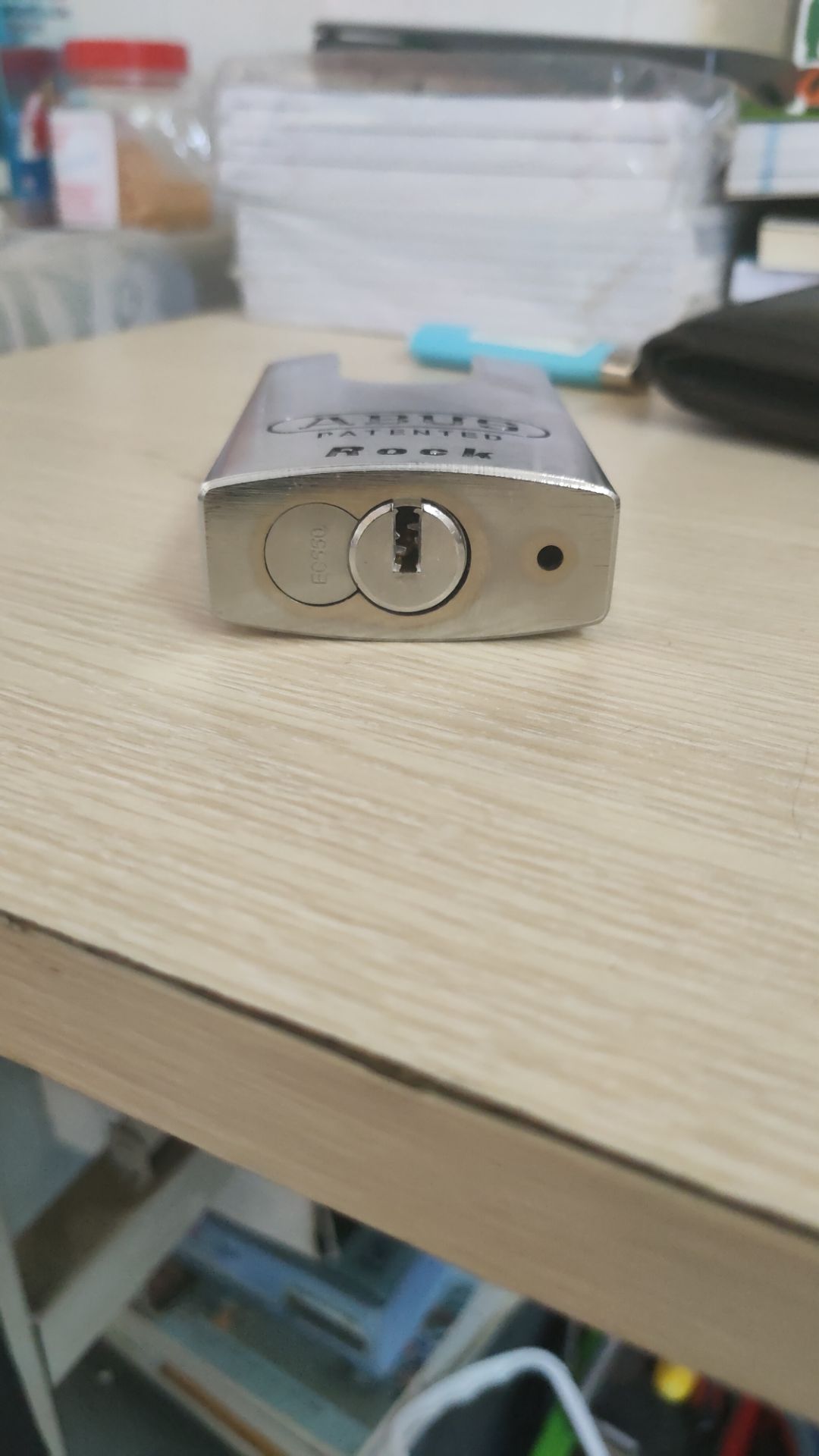 Ổ khoá nặng và đầm tay, nhìn rất đẹp và chất lượng, là loại ổ khoá bi và ngậm chìa. Độ bảo mật thì ko dám chắc vì mình xem trên Youtube thấy người ta mở ổ khoá này rất dễ, chỉ cần móc móc mấy cái là xong. Nên chắc là chỉ đối phó với dân nghiệp dư  đc thôi chứ nếu trúng dân chuyên nghiệp thì ổ khoá này coi như cũng vô dụng.