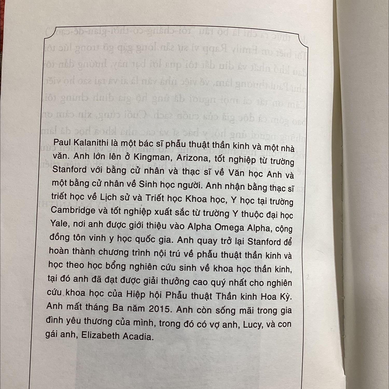 Sách rất hay, rất cuốn hút, đúng chất giọng của một nhà văn. Sách rất hay và chân thật, gần gũi, tôi như vừa được sống cuộc đời của paul qua từng câu từng chữ. Lấy đau thương múa bút thành văn, từng câu chữ đều gợi đến cảm giác thoáng buồn của cái chết: Paul muốn tìm hiểu về cái chết, và thượng đế đã mang căn bệnh ung thư đến bên ông. “Người nào dạy ta cách chết sẽ đồng thời dạy ta cách sống”, ta như được sống thêm một lần qua từng dòng ông viết. Buồn thay, ông không thể sống cho đến khi hoàn thành cuốn sách, và vợ ông đã viết phần kết cho câu chuyện về cuộc đời bi hùng của ông, một nhà văn, bác sĩ phẫu thuật thần kinh và một nhà khoa học đã cống hiến hết mình cho đời, cho đến khi ông xa lìa nhân gian
