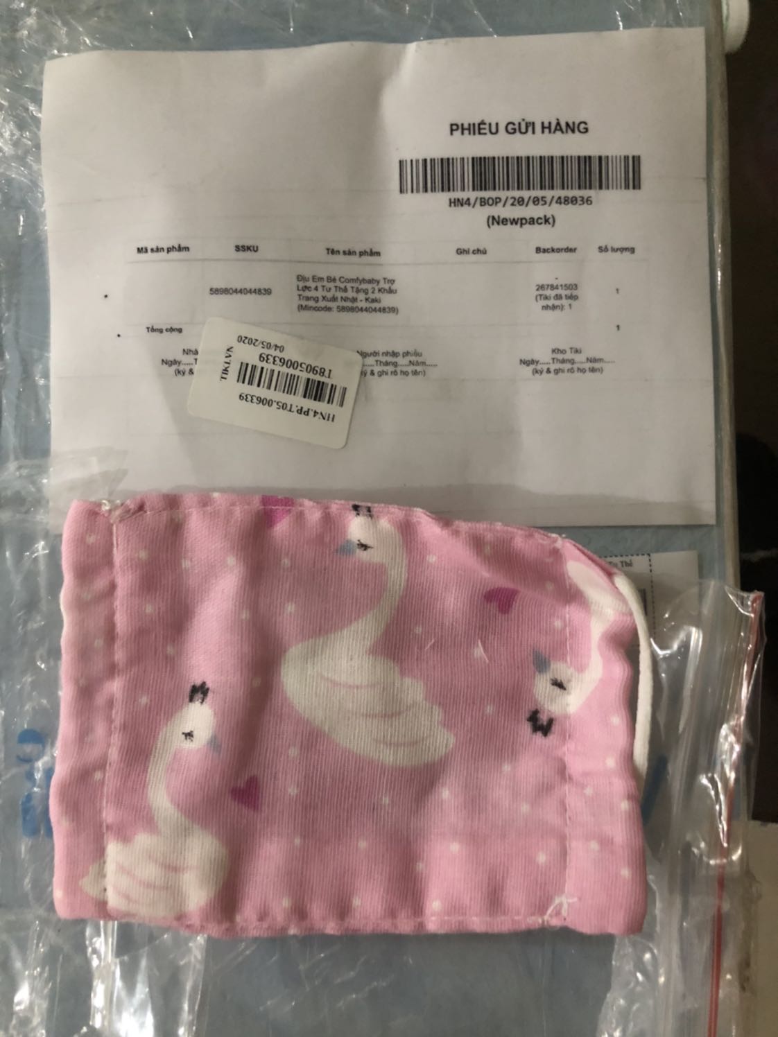 Hic đặt mua không phải vì cái khẩu trang nhưng thấy được tặng 2 khẩu trang xuất Nhật cũng vui. Đến khi nhận hàng thì đập vào mắt đầu tiên là khẩu trang dán bên ngoài thùng là loại vải lưới thô tự may đường chỉ xéo xẹo, và chỉ có 1 cái chứ không phải 2.... hàng này mà xuất đi Nhật thì ôi thôi rồi. Vài lời góp ý đến shop, còn địu thì ổn không vấn đề gì.