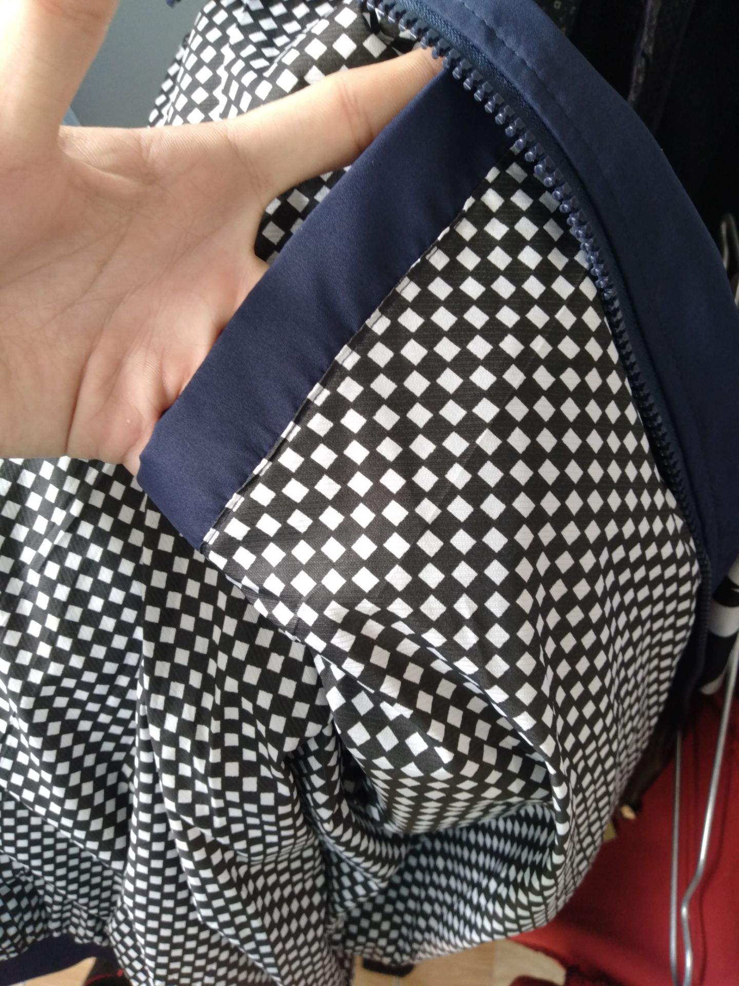 áo đẹp dày cầm chắc tay giao nhanh .. mình 1m75 56kg chọn size xl hơi rộng.. bạn nào muốn. vừa ôm thì chọn L nhá