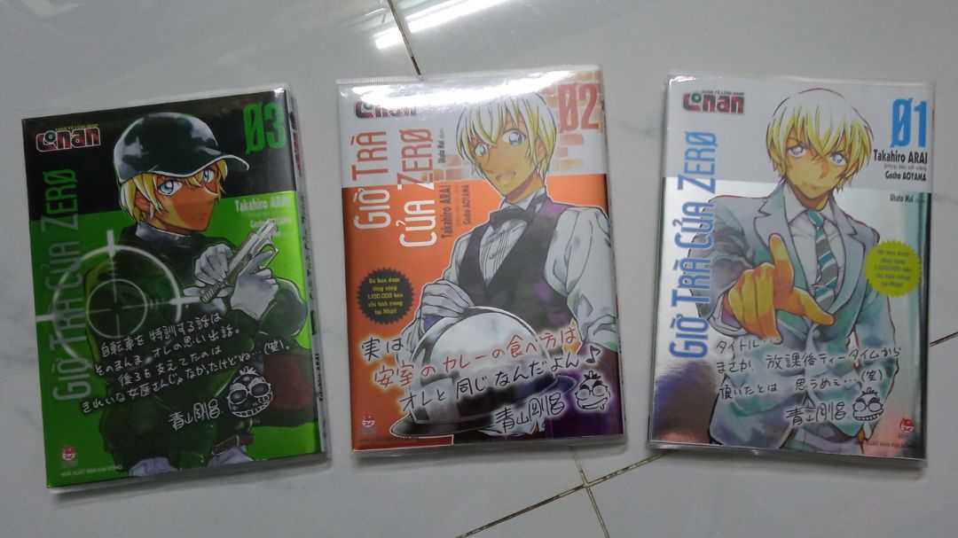 Sản phẩm y hình nên cũng lười chụp. Mình cầm ở ngoài thấy lung linh hơn, chắc là do có bookcare ?
Truyện ko dày lắm, chỉ khoảng 150 trang. Nét vẽ ko đẹp bằng tác giả Gosho Aoyama.
P/s: Hơi tiếc vì truyện chỉ có Obi, ko có Bookmark hay Postcard.