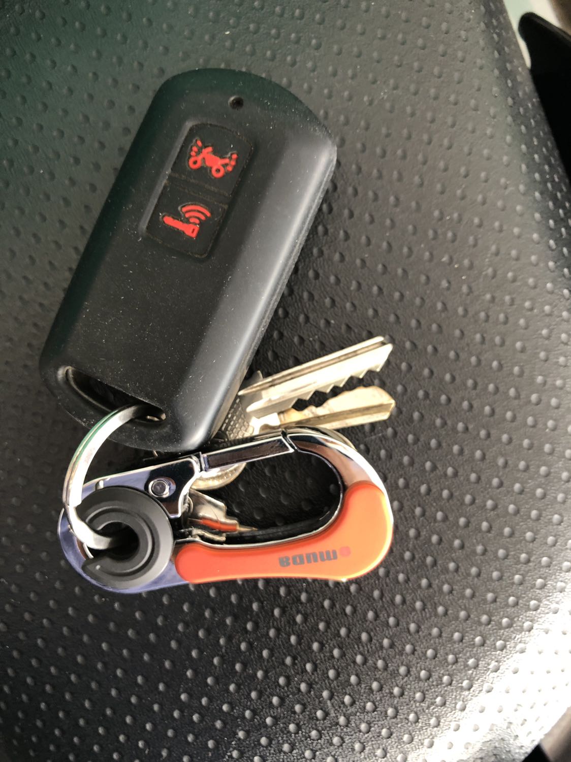 Sản phẩm chắc chắn, độ hoàn thiện tốt, màu sắc cũng rất bắt mắt, sang trọng. Giao hàng nhanh. Sản phẩm hợp lý trong tầm giá.