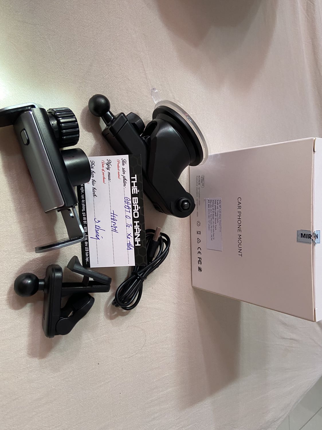 Chất liệu tốt, hợp kim nhôm nhìn rất đẹp, chắc chắn. Các phụ kiện đi kèm thành phẩm hoàn thiện. Tiki giao hàng nhanh như một cơn gió, theo lịch là T6 ngày *** mới giao hàng nhưng do mình có 1 đơn hàng khác giao vào ngày *** nên Tiki kết hợp giao luôn chứ khách k cần đợi. Về độ bền sản phẩm thì phải sử dụng mới biết, nhưng nhìn chung chất lượng ổn, xứng đáng với giá trị