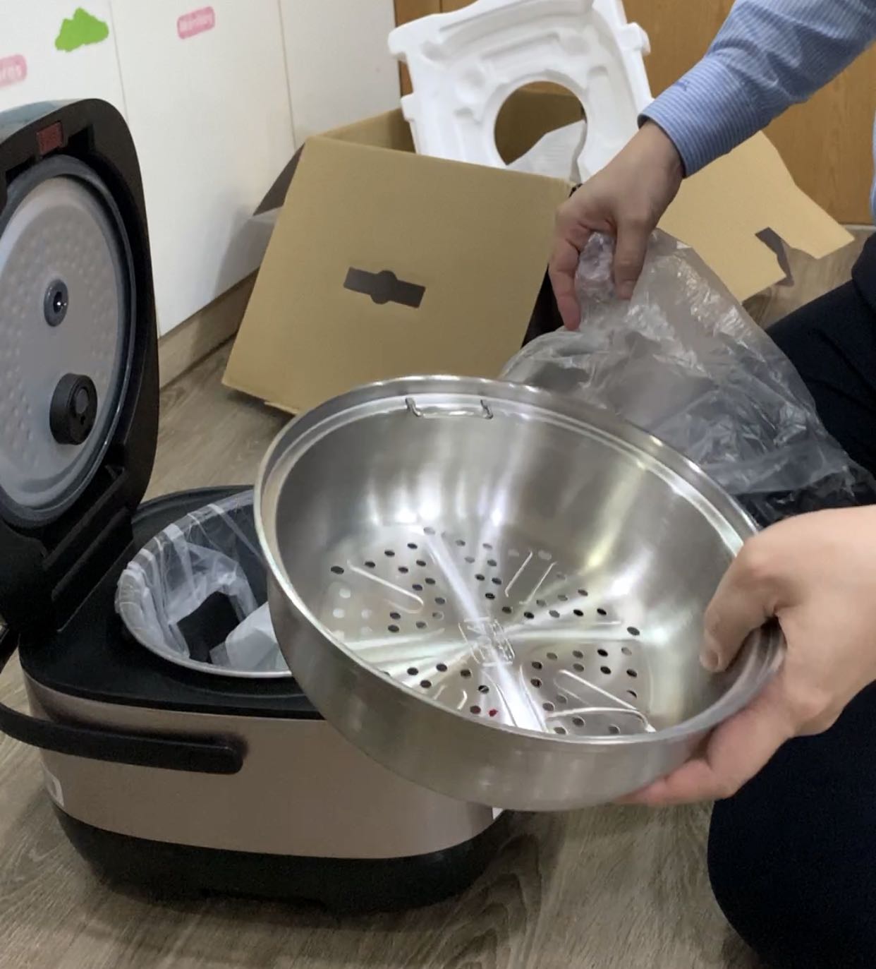 Đã nhận hàng, hộp bị móp méo nhưng bên trong sản phẩm ko bị gì
Mới ken xà beng, ko trầy xướt, nguyên vẹn
Đầy đủ phụ kiện vỉ hấp, 2 muỗng nhựa, cốc đong gạo, sổ hướng dẫn, dây điện nguồn
Sổ hướng dẫn tiếng Việt rất chi tiết
Nấu luôn, cơm chín đều, ko có mùi nhựa. 
Mình có dùng bút thử điện thử rồi: nồi cơm KO HỀ hề bị RÒ ĐIỆN như các comment mình từng đọc. 
Lưu ý: bộ phận cảm biến nhiệt, ở giữa nắm nồi phía trong, có điện Đã nhận hàng, hộp bị móp méo nhưng bên trong sản phẩm ko bị gì
Mới ken xà beng, ko trầy xướt, nguyên vẹn
Đầy đủ phụ kiện vỉ hấp, 2 muỗng nhựa, cốc đong gạo, sổ hướng dẫn, dây điện nguồn
Sổ hướng dẫn tiếng Việt rất chi tiết
Nấu luôn, cơm chín đều, ko có mùi nhựa. 
Mình có dùng bút thử điện thử rồi: nồi cơm KO HỀ hề bị RÒ ĐIỆN như các comment mình từng đọc. 
Lưu ý: bộ phận cảm biến nhiệt, ở giữa nắm nồi phía trong, có điện