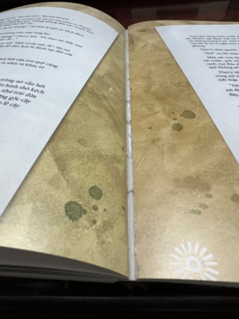 Mình k dám để thẳng ra mà toàn nương theo khi đọc mà càng về cuối thì sách tách ra khỏi gáy như hình, khá thất vọng k biết khi nào thì nó rơi ra khỏi gáy