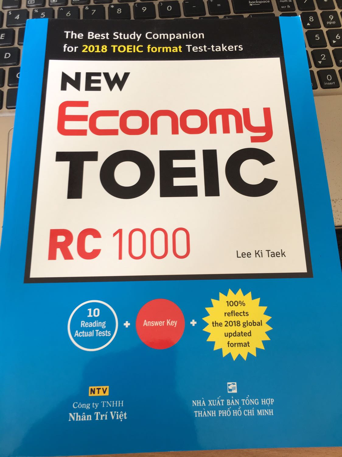 Mới nhận được sách, bìa hơn cuốn mép chắc do vận chuyển. Sách phù hợp với những người ôn thi TOEIC theo cấu trúc mới áp dụng từ 15/02/2019. Tuy nhiên một số câu trong sách gặp lỗi trùng lặp. Thời gian giao hàng sách khá lâu do vận chuyển từ kho Đà Nẵng.