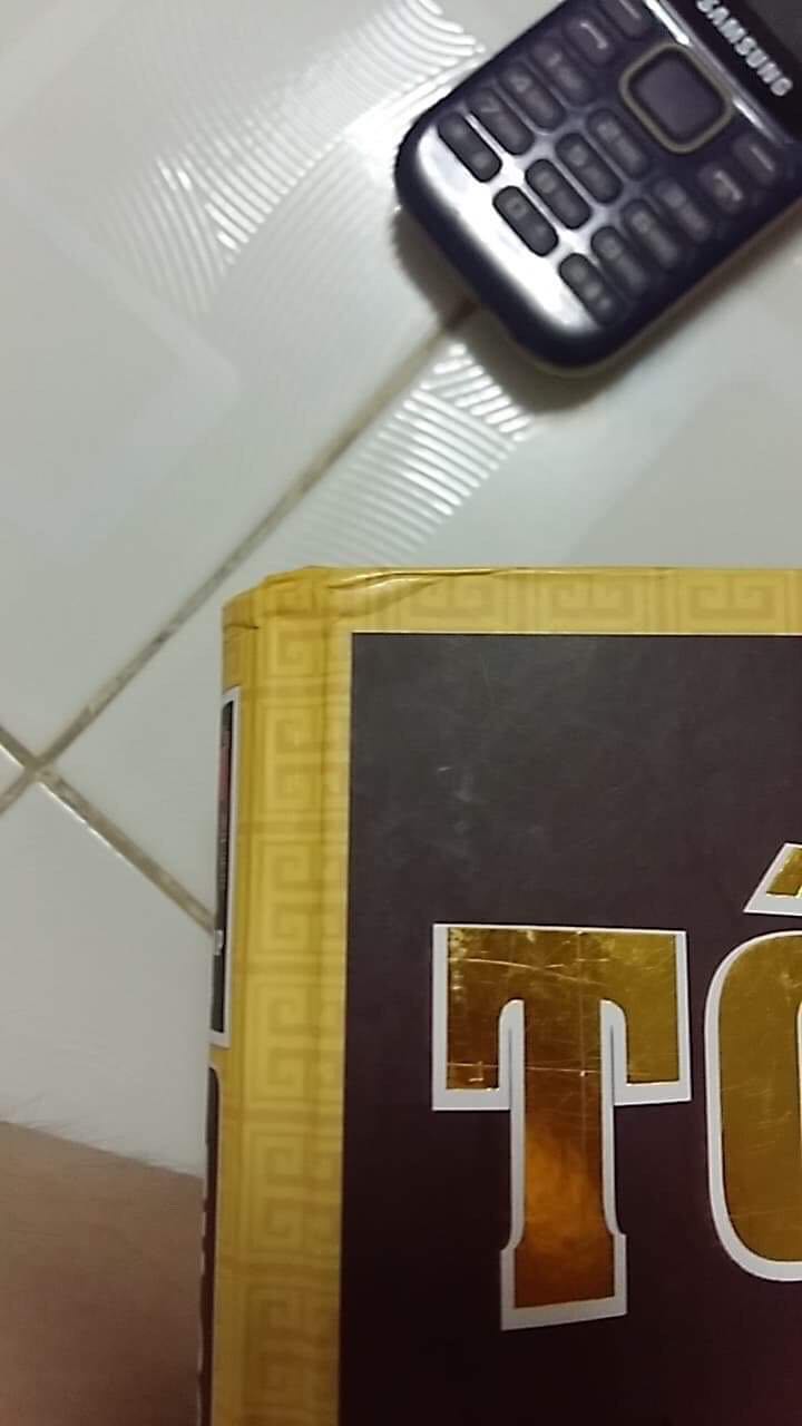 Mình mặc dù chưa đọc 
Chưa biết nội dung thế nào nhưng mình không hề hài lòng về sản phẩm
 mình là người tuy không phải là người cực kì yêu sách hay gì nhưng đối với mình thì việc đầu tiên sách phải thẳng bìa sách phải mới nhưng khi nhận sản phẩm thì mình cảm thấy vô cùng thất vọng vì bìa sách thì bị cong nhăn ( như hình vẽ ),những trang sách không được thẳng và phần đáy của sách bị bẩn , tuy mình không biết sách có nội dung giống như mong muốn hay không nhưng việc giao sản phẩm như vậy là làm mình khá thất vọng
Xin lỗi vì đánh giá một sao và mong bên nhà cung cấp chú ý lần sau