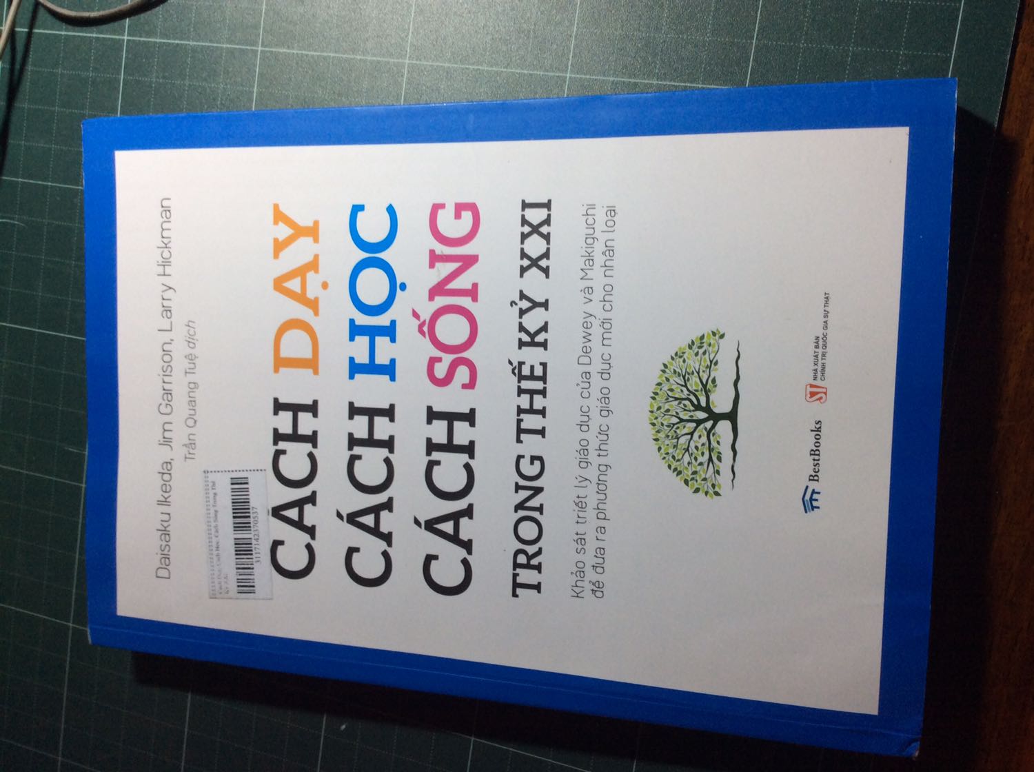 Đơn giản là một quyển sách về cuộc đối thoại giữa 3 con người uyên bác bàn về triết lý giáo dục giao thoa giữa 2 nhà hoạt động giáo dục nổi tiếng hơn chục năm về trước là John Dewey và Tsunesaburo Makiguchi. Họ sống trước chúng ta mấy chục năm nhưng tư tưởng của họ vẫn hiện đại, tiến bộ và cần thiết hơn bao giờ hết (hơi bị hay). (Nhân tiện 3 người họ khen nhau và cũng khách sáo rất nhiều :v đó là thứ để lại ấn tượng cho mình, dù sao thì 3 người họ đều làm trong ngành giáo dục). Cuốn sách này không đề quá nhiều về công nghệ và Internet (điều mà mình thấy rất cần được nói đến trong TK 21), chỉ được đề cập qua loa qua lời nói của 1 người nhưng cũng khá tiêu cực “không nên phí thời gian vào game” (dù sao bản gốc cũng ra đời vào 2010). Tiki giao nhanh, tình trạng sản phẩm tốt, thế thôi.