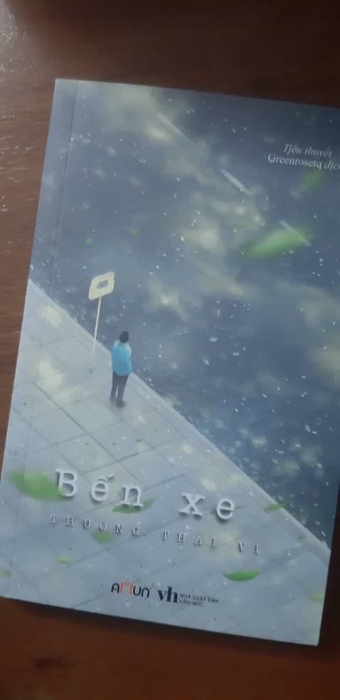 Giao hàng nhanh hơn cả mong đợi =))) In rõ nét, không biết cho thừa hay gì nhưng có tới tận 2 cái bookmark. Bên cạnh đó thì gáy sách có vài vết trông như cào xước nhưng vì bìa đẹp và truyện hay nên cho 5 sao