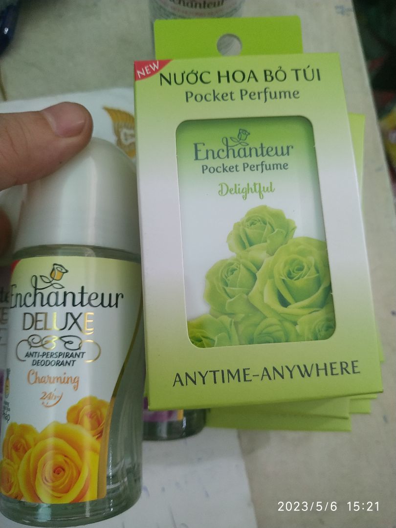 sp của Enchanteur mùi thơm, như hương nước hoa vậy. mùa này nóng ra mồ hôi bị mùi cơ thể xài lăn cho đỡ ngại. tính ra bông xanh lá muì diụ nhất mà m còn nên mua 3 màu khác, mua luôn 300k để áp mã giảm giá quá thích luôn, laij dc tặng nước hoa ùi m thích nhất nữa, cảm ơn Tiki.