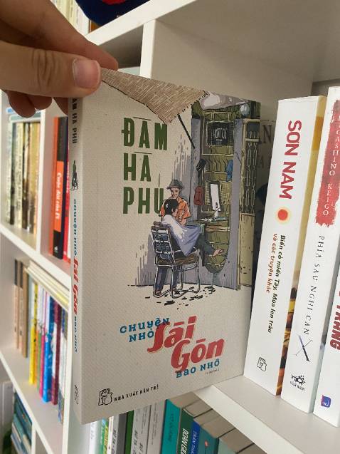 Quyển sách là một tập hợp các câu chuyện riêng lẻ, không ai giống ai, không có cảm xúc nào giống cảm xúc nào, nhưng tất cả làm nên nét đặc biệt của Sài Gòn, của người miền Tây, của vùng đất và con người Nam Bộ. Quyển sách còn là sự kết hợp đặc biệt của hai quyển trước đó Chuyện nhỏ Sài Gòn và Sài Gòn bao nhớ.

Sài Gòn qua lăng kính của Đàm Hà Phú là những gì gần gũi, thường thấy nhất. Sài Gòn là câu chuyện về đời sinh viên nghèo, về những con hẻm nhỏ, là chuyện về những khu chợ, về những con người giàu tình cảm và phóng khoáng. Đó còn là những hàng quán quen thuộc với ổ bánh mì, dĩa cơm tấm “sà bì chưởng”, tô hủ tiếu gõ hay vài món ăn lề đường giản đơn.

Dừng lại một chút để không bị nhịp sống hối hả thúc giục, chúng ta lắng nghe thử thanh âm của Sài Gòn của sáng sớm và tối khuya. Những thanh âm đó là nhịp thở của thành phố, là đời sống mỗi người, là nhiều cuộc đời hòa lẫn vào nhau.

Không chỉ kể những câu chuyện về Sài Gòn, tác giả còn mang chúng ta về những vùng quê miền Tây, về cái tình sông nước, về những con người chân chất, thật thà.