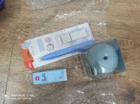 Phần đồ gọt hơi lỏng, lúc bỏ bút chì phải ấn xuống dưới mới ăn điện mà xoay gọt được. Màu đẹp nhưng tính năng gọt hơi tệ, hay bị đứng