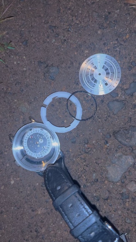 Quá tệ. Đồng hồ Lobini của tôi dùng 5 năm không việc gì, thay quai mới sút quai đồng hồ bung thành từng mảnh.