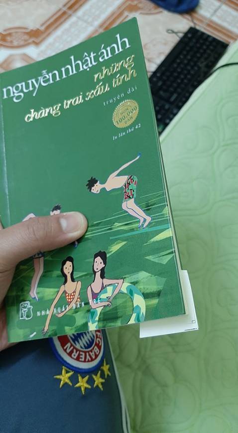 Nhận được hàng của Tiki ngày 19/10 mà thấc zọng thực sự, trang giấy bị dư ra trông thật chúa hề, gấp vào trông ko ra gì cả, gáy sách thì gián keo lởm chởm trông như muốn gãy. Đề nghị đổi hàng ạ, lần trước mình đổi hàng còn mất thêm 20k shipper đòi, Tiki nhắc nhở shipper về vấn đề này luôn đi ạ, vì đổi hàng do lỗi sách từ Tiki, nhiều lần rồi nên lần này mình vote 1 sao.