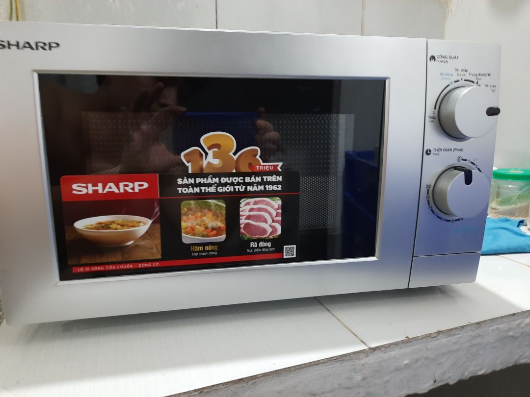 Mình đã đồng hành cùng Tiki 5 năm, nhưng chưa bao giờ Tiki làm mình thất vọng. Sản phẩm nhìn rất đẹp và chắc chắn, được bọc rất cẩn thận. Mình hâm nóng thức ăn, để chế độ trung bình, thời gian 3 phút mà thức ăn lúc lấy ra thấy rất nóng. Mình đã đồng hành cùng Tiki 5 năm, nhưng chưa bao giờ Tiki làm mình thất vọng. Sản phẩm nhìn rất đẹp và chắc chắn, được bọc rất cẩn thận. Mình hâm nóng thức ăn, để chế độ trung bình, thời gian 3 phút mà thức ăn lúc lấy ra thấy rất nóng.