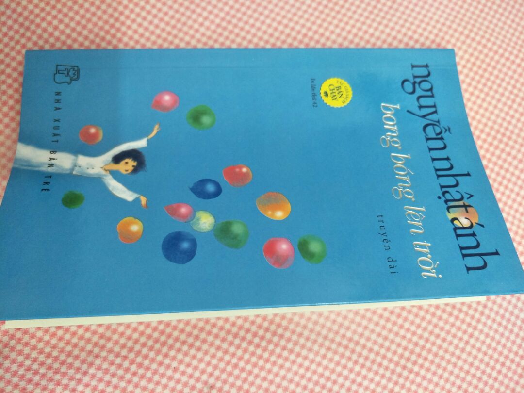 Tình bạn trong sách của NNA bao giờ cũng trong sáng dễ thương,  ở nơi góc chợ ồn ào hôi hám vẫn có những tâm hồn thánh thiện biết bao.  Truyện đề cao giá trị nhân văn, lòng hiếu thảo,  dù đói nghèo nhưng vẫn mong muốn trở thành người tử tế.  Rất đáng đọc.