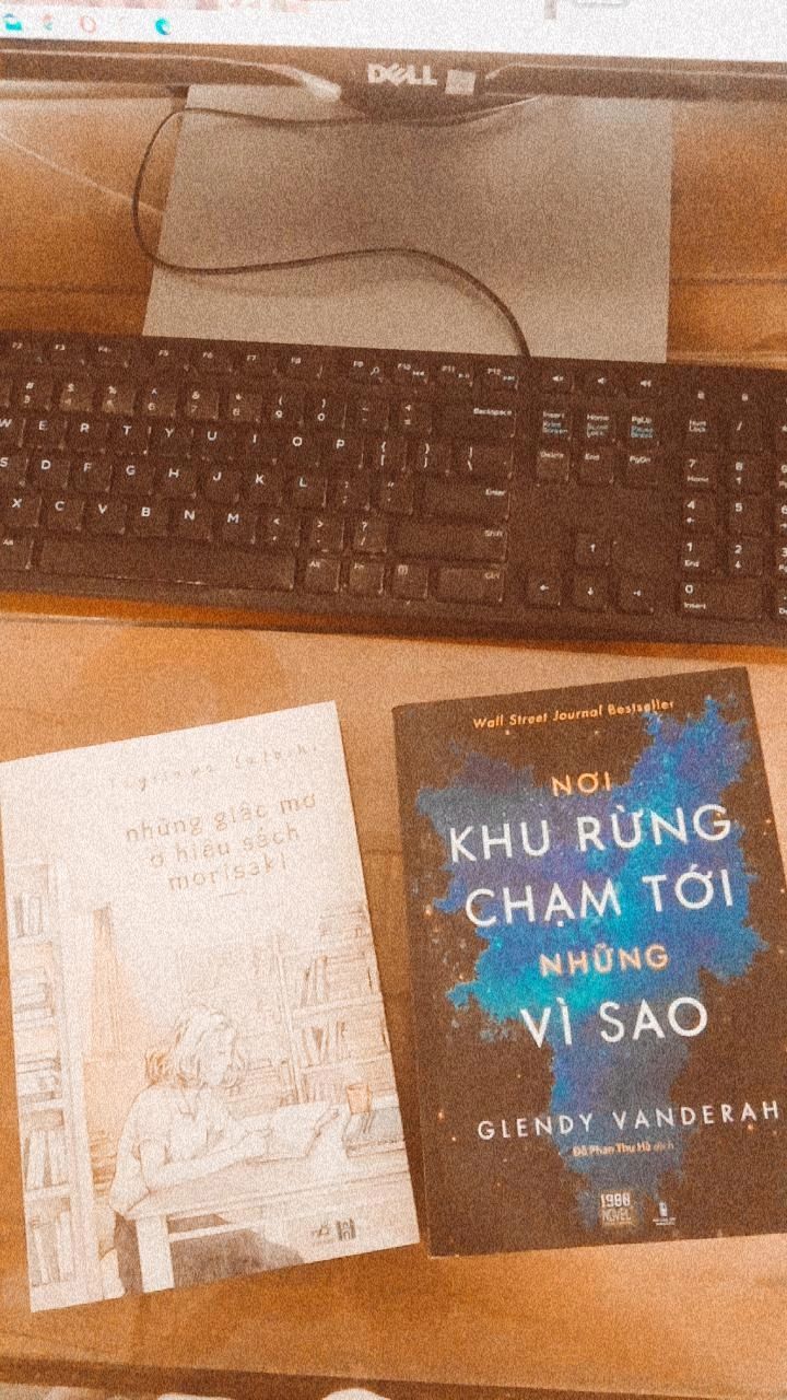 Tiki giao hàng siêu nhanh luôn ấy ạ nên là đc rước mấy bé về tay sớm! 

Sau khi đọc xong toàn bộ quyển sách tôi như chỉ muốn ôm trọn nó vào lòng thôi. Tưởng chừng như là một câu chuyện viễn tưởng với vạn điều kì bí, nhưng rồi mọi thứ tình cảm chân thành được bắt nguồn từ những nỗi đau sâu thẳm cứ thế in hằn trong trái tim tôi một cảm xúc bồi hồi khó tả. Năm điều kì diệu mà cô bé Ursa đã tìm kiếm, nó đã không còn là những điều diệu kì của riêng em nữa rồi. Ursa như một phép màu, một chồi non xanh trong mảnh đất cằn cõi và thô ráp của hiện thực, xua tan đi mọi thứ âu lo mang hình hài gai góc bám lấy trong mỗi con người. Nhờ có Ursa, những giá trị của tình thương yêu mới có cơ hội để ngự trị trong cuộc sống của mọi người một lần nữa ngay sau khi những vết thương lòng của riêng họ đã đc mài dũa lại một cách "duyên dáng" hơn. 

Đây thật sự là một quyển sách rất vô cùng đáng đọc. Chỉ mong trong mỗi chúng ta luôn mãi tồn tại một tâm hồn trẻ thơ vĩnh cửu như Ursa, để ta có thể nhìn cuộc sống này với một góc độ tươi sáng khác. Tin vào những điều nhiệm màu của trái tim và đừng bao giờ đánh mất tâm hồn đáng quý của mình nhé! 

Nhất định là tôi sẽ đọc lại quyển sách này vào một dịp nào đó đấy. Một quyển sách chữa lành nhưng không thiếu đi những tình tiết kịch tính, đc hình thành nên từ những sự việc nhỏ nhặt và tinh tế.