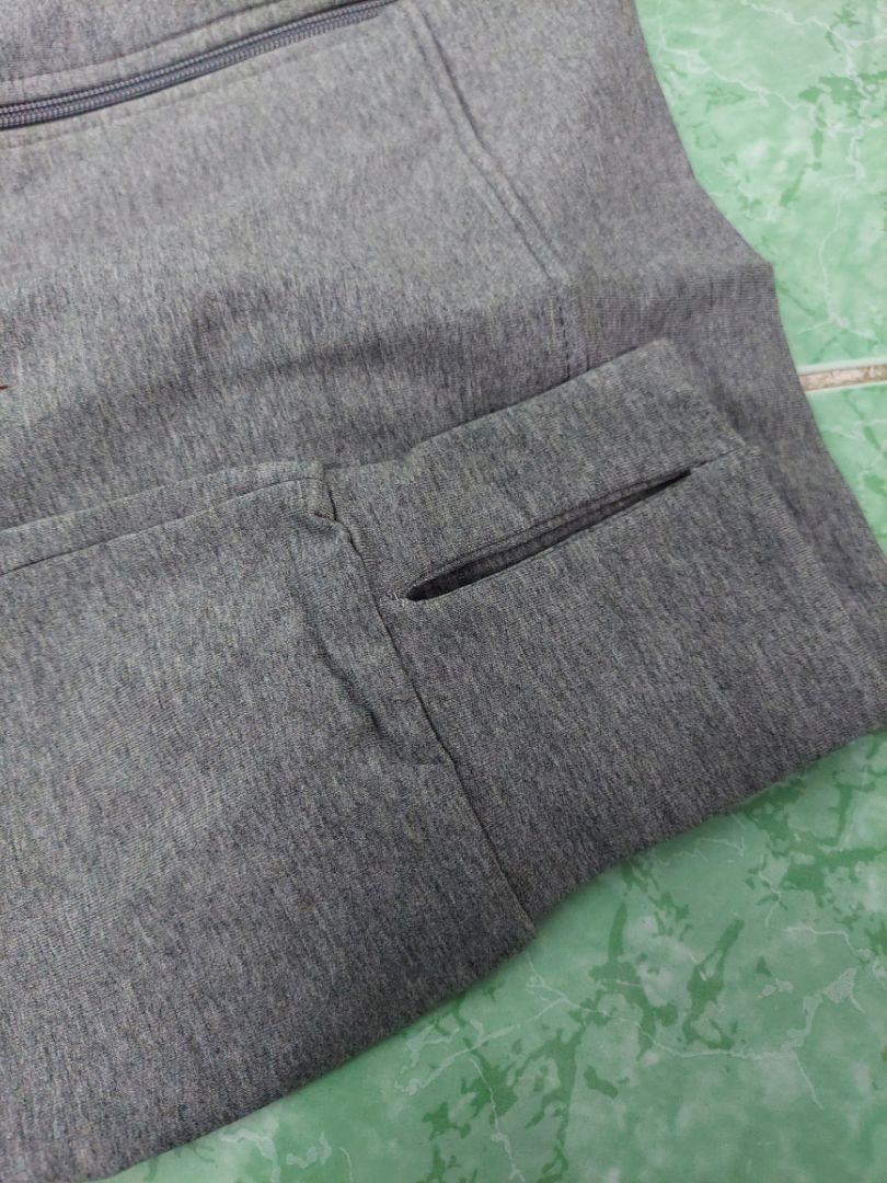 Hàng ổn, dày dặn chứ ko thấy mỏng như 1 số nhận xét nè. Shop hỗ trợ đổi khi không vừa size, có điều check và trả lời tin nhắn hơi lâu thôi. Túi thì chắc khỏi phải nói rồi ha, vì khoái áo nhiều túi nên mới mua mà =)) tha hồ đựng đồ