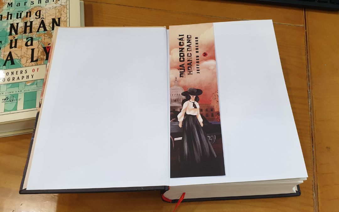 Mình thích truyện Jeffrey Archer từ hồi đọc Hai số phận cách đây hơn 20 năm.
Hy vọng với những lời khen của các bạn, nội dung sẽ cuốn hút và theo giọng văn của cuốn Hai số phận. Ngoài 2 cuốn này, Quyền lực thứ 4 của ông cũng khá cuốn hút đấy.
Tiki giao nhanh, mình chọn giao 02h, chuẩn luôn, chưa đến 2h đã giao. 
Sách khổ bé mà dày cộp. Có kèm bookmark mà mỏng quá, nếu tặng thì nên làm chất lượng hơn.
Bảo quản sách của tiki không tốt lắm, có tình trạng bị óp, dập phần gáy sách. Cho 4,5 sao!