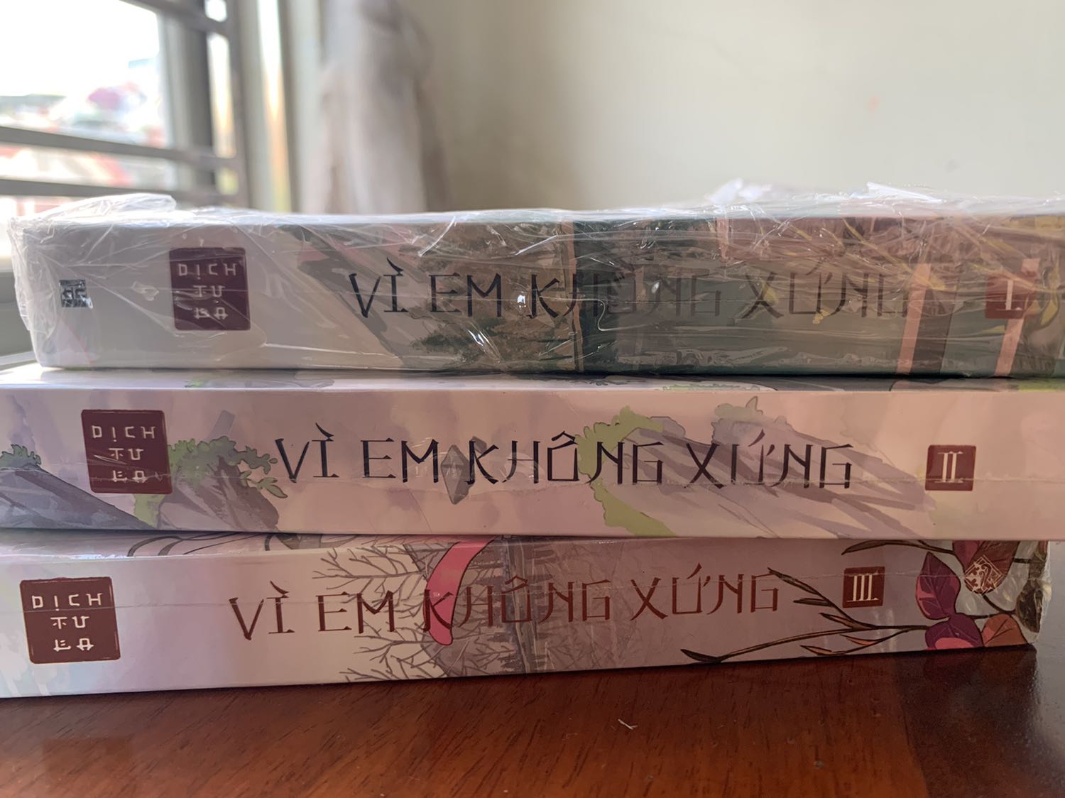 ;-; 103k/cuốn. Giá cả khá okie, tuy không có bọc và đúng hôm giao hàng trời mưa nhưng may là chỉ bị ướt tí xíu ở hộp. Tập 1 chắc do rách seal nên nhà bán bọc lại T^T. Có điều vì không có bookmark trong khi tập 2 vẫn có nên đánh giá 4 sao thôi 😞🥲