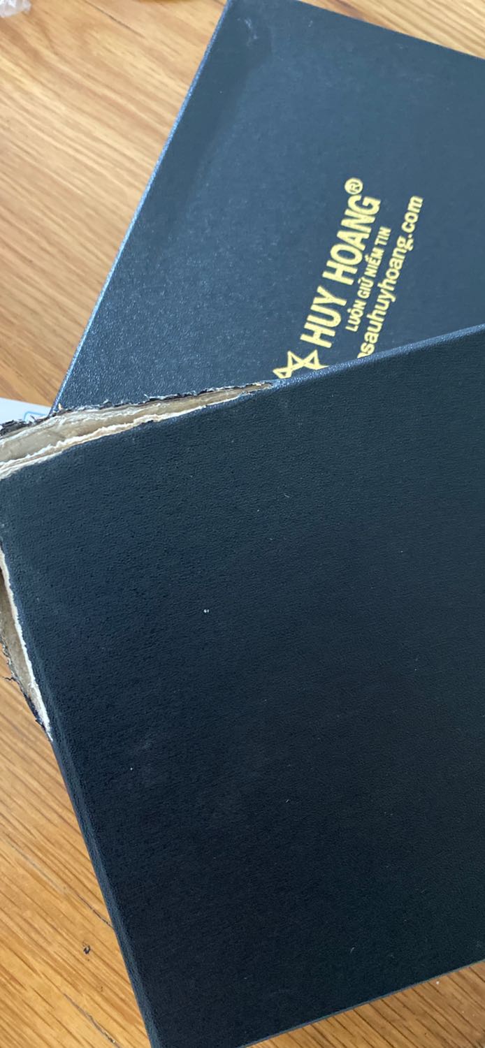 Dây nịt tốt, khoá đẹp. Nhưng bao bì cũ nát, làm giảm giá trị sản phẩm rất nhiều