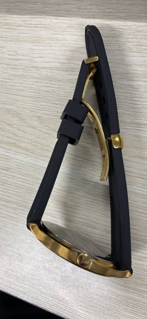 Đóng gói cẩn thận. Độ hoàn thiện sản phẩm tốt. Hình như sây Silicon hay TPU thì phải.  
Tặng bộ tua vít, chốt lò xo. Lúc trước mình dùng dây da bò, nhưng cơ địa dễ ra mồ hôi nên, dây da thấm và phơi nắng mấy bận nhưng không hết hôi. Nay thử loại này cho TISSOT, vừa và khít luôn cho loại khoá bướm của TISSOT. 
Giao hàng JNT nhanh. Bữa trước đặt bữa sau có. 

Cho Shop 10 sao.