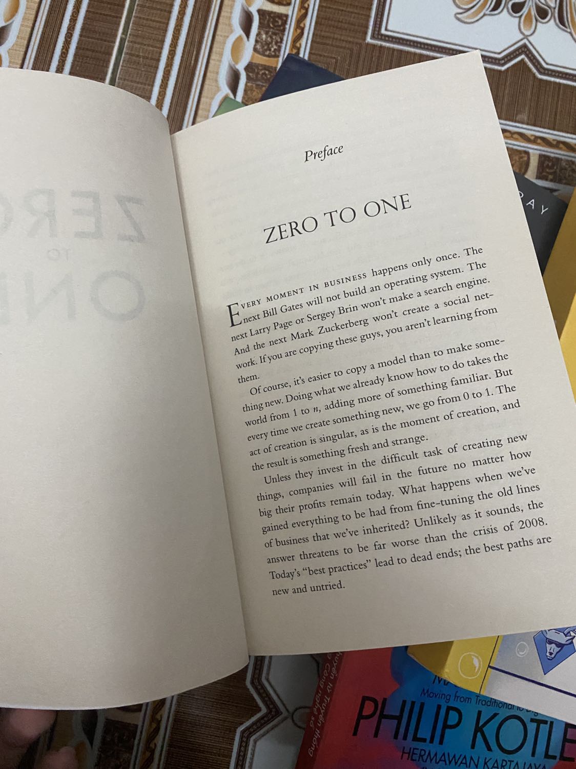 Sách tiếng anh, nhỏ hơn mình nghĩ nhưng chất liệu giấy khá thích. Giao hàng rất rất lâu .. chắc cũng vì đang dịch. Mình sẽ hài lòng hơn nếu sách được bọc màng như mới
