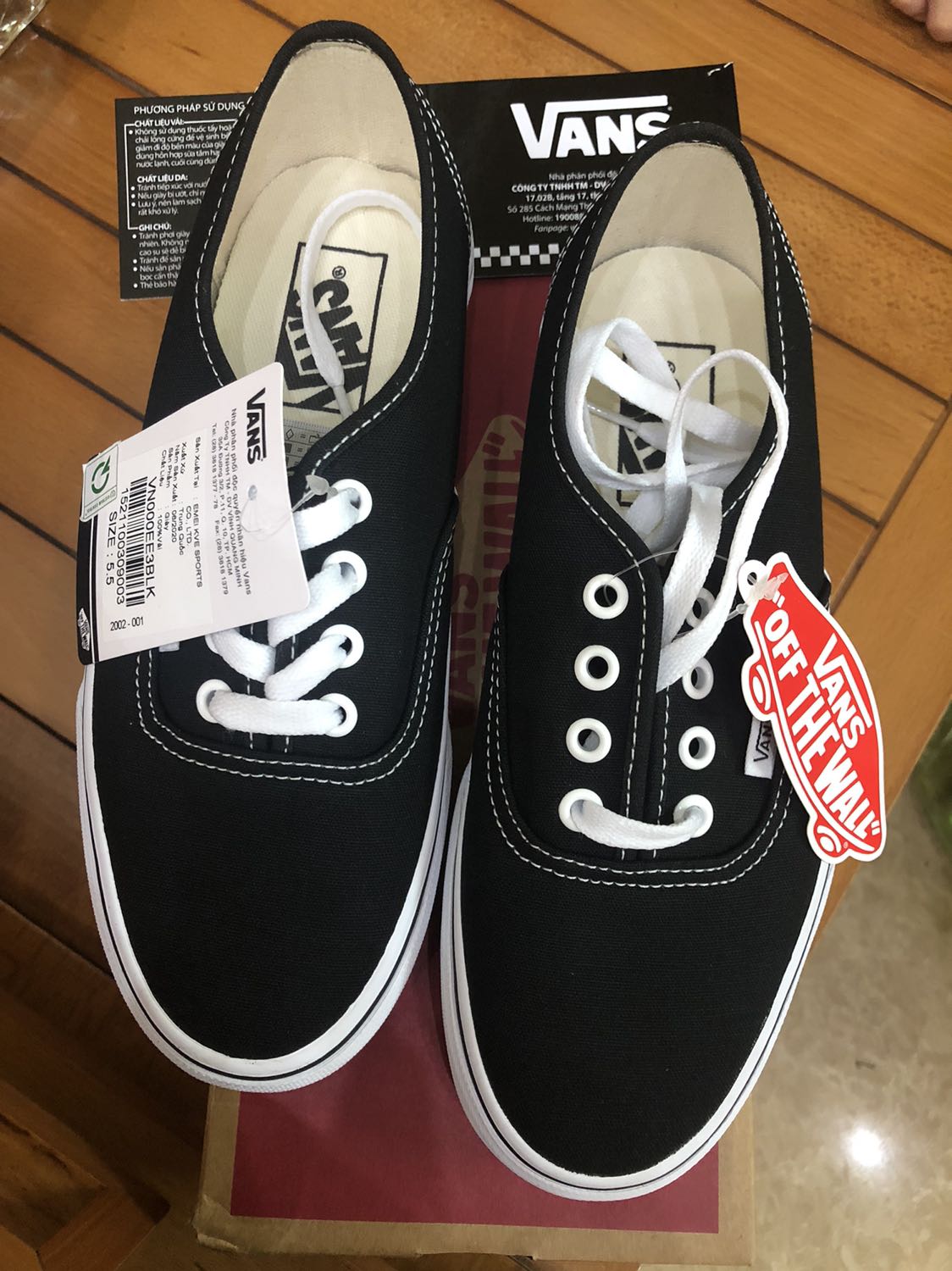 Shop đóng gói sản phẩm cẩn thận, chắc chắn, Shop có tặng cả 2 túi và tất rất xinh luôn ak. Tuy hộp hơi móp nhưng giày siêu chất lượng ạ!!!