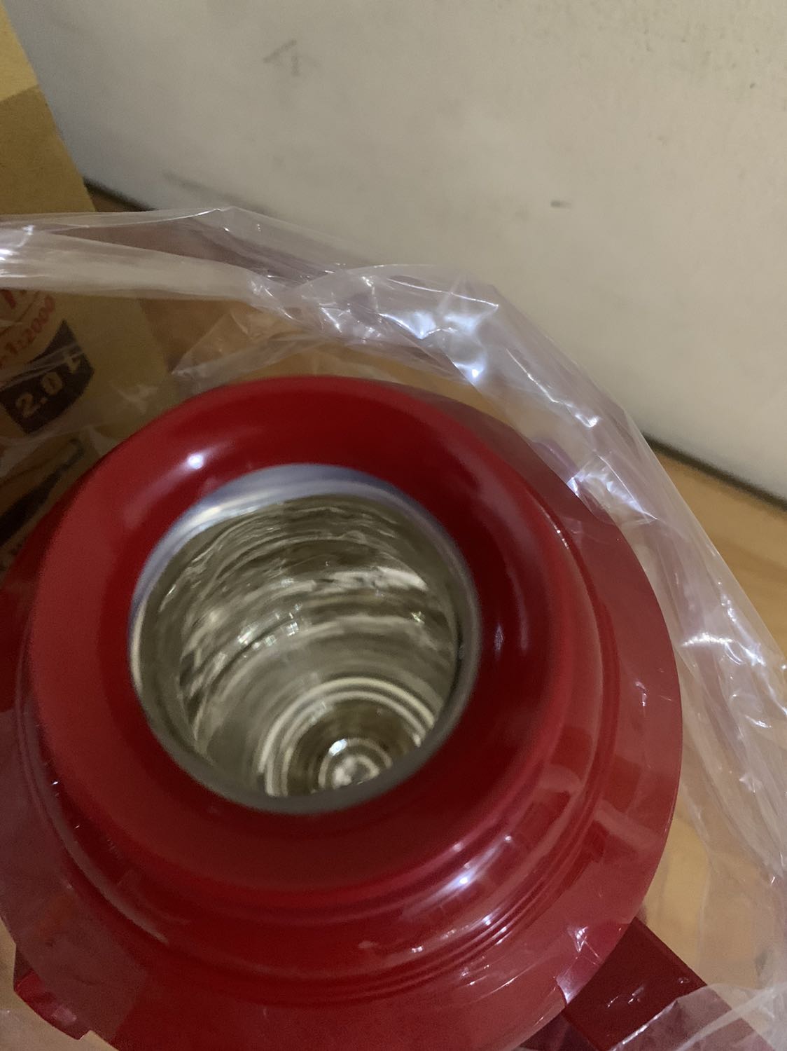 Tôi ặt màu xanh, giao màu đỏ. Cron nhựa miệng phich nuớc lắp không chuẩn (bị hở). Khi rót nuớc sẽ chảy vào giữa ruột và vỏ bình vả đọng lai trong đó. Tôi không đồng ý phích này, yêu cầu giao lại cái khác hoặc hoàn tiền