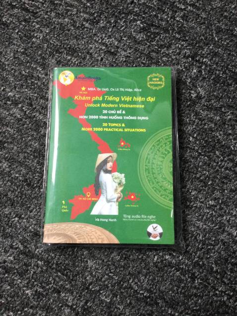 Giao hàng nhanh, shipper thân thiện. Shop tư vấn nhiệt tình, bạn của mình rất hài lòng về sản phẩm này, sách chia bài theo từng chủ đề từ đơn giản tới nâng cao, nên không bị rối kiến thức khi học. Đặc biệt là phần thực hành cuối sách, có thể làm, ôn tập cũng như tư duy để trả lời, suy nghĩ các ví dụ cho cấu trúc mới.