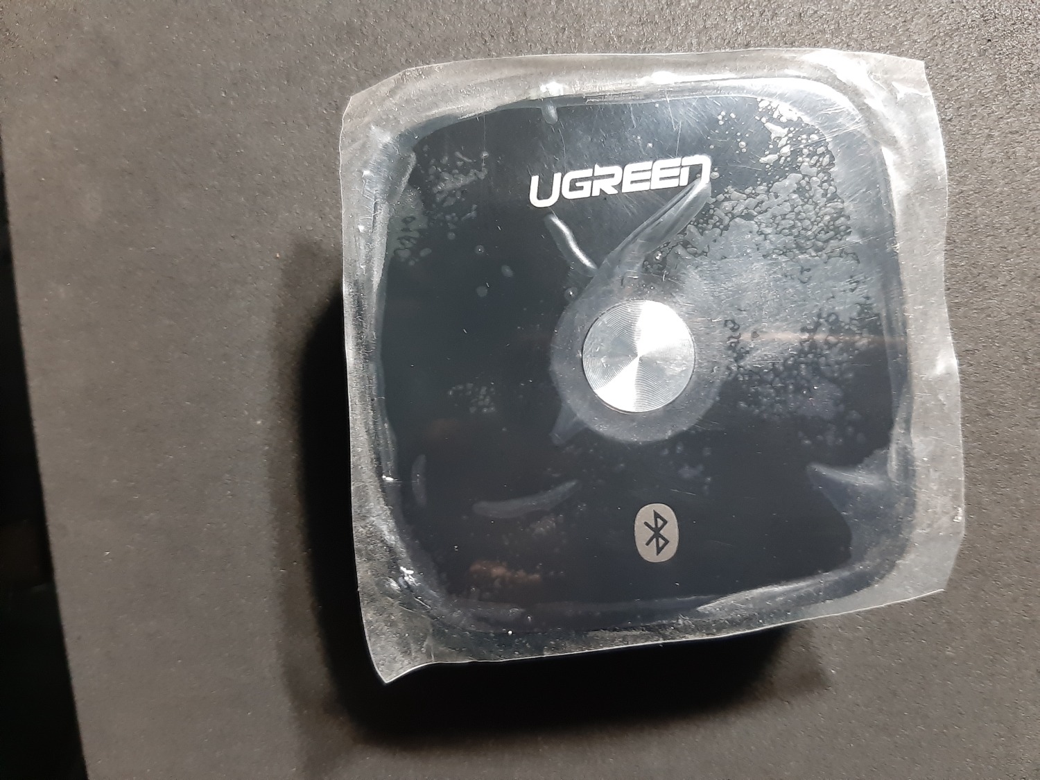 Hàng nhận được Nhãn UGREEN không có 2 chữ tàu kế bên như hình chụp,mua bluetooth 4.2 nhưng hộp sản phẩm lại là 5.0 bên ngoài hộp có bọc nylon và dán trên nylon là bluetooth 4.2 không biết sản phẩm này có chính hảng không mà thấy thông tin không khớp với quảng cáo .Đề nghị nhà cung cấp có ý kiến .Sản phẩm kết nối với điện thoại và laptop thì tốt nhưng không kết nối được với máy tính bàn có card wifi Intel AC8260 bluetooth 4.2 ,đang nhờ TIKI hổ trợ phối hợp với shop hướng dẫn kết nối với PC.