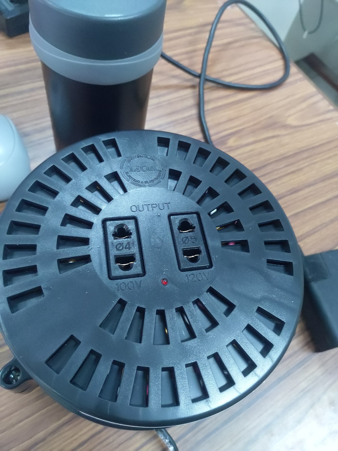 Biến áp hoạt động tốt, mình dùng cho các thiết bị tiêu thụ công suất lớn. Đến nay chưa thấy có vấn đề gì. Tuy nhiên ngõ ra của biến áp là 100V - 120V chứ không phải 110V - 120V như miêu tả