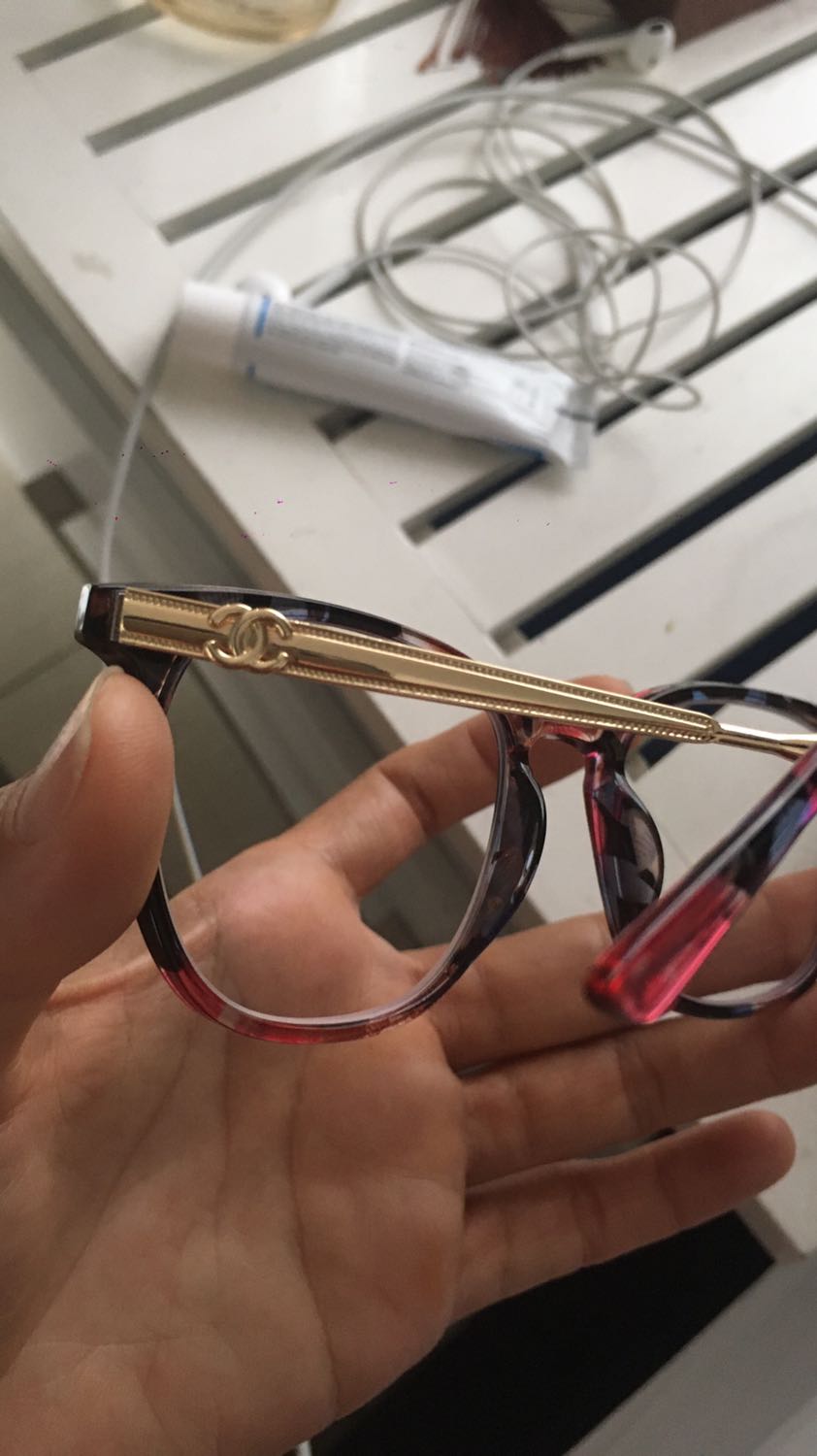 Tạm chấp nhận vì không giống như ảnh quảng cáo. Kính dạng tròn chứ không phải mắt mèo.