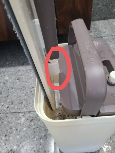 Nguyên bộ thùng và cây rất chắc chắn, dày dặn nhưng ko xài được. Cây lau nhà cấn cái nắp thùng nên không cách nào cho cây vào xả nước được. Quay đủ hướng, dỡ cả cái quai xách lên mà vẫn vướng cây lau nhà (Hình ảnh đính kèm). Mình đã nhắn tin cho shop mà không thấy trả lời. Shop trả lời gấp dùm mình.
Mình xem Youtube cách sử dụng thì thấy thùng của các shop khác, phần nắp đậy nó ngắn hơn của bên bạn nên thấy ngta cho cây vào thùng dễ dàng lắm.