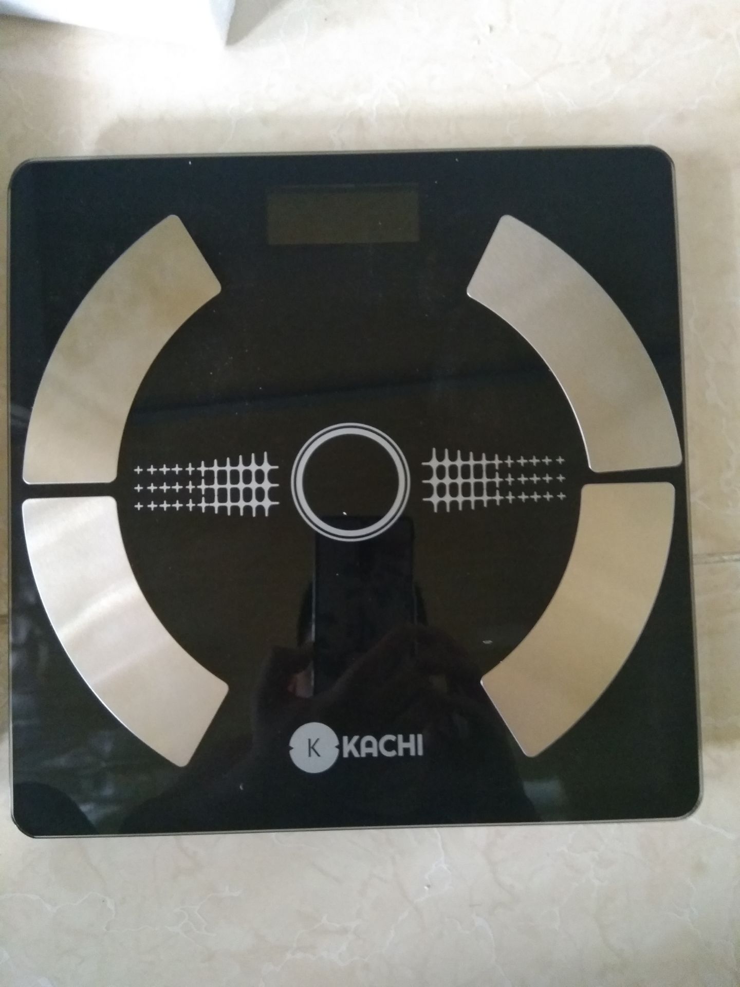 Thiết kế gọn nhẹ, đẹp mắt. Kết nối với app dễ dàng để lưu lại chỉ số đo hàng ngày.

SP được miễn phí Tiki now. Khá ưng

Ah sản phẩm này không kèm pin, nên mọi người nhớ chuẩn bị 2 viên pin 3A trc nhé