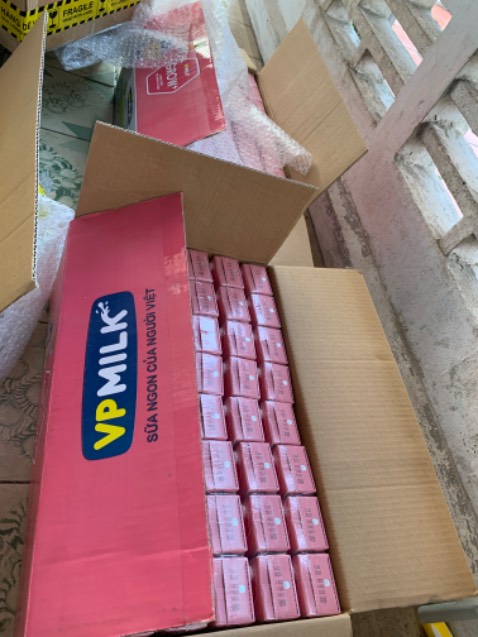 Sữa ngon vị trái dâu và chuối bằng trái cây tươi bé rất thích. Shop đóng gói cẩn thận, date tháng 6