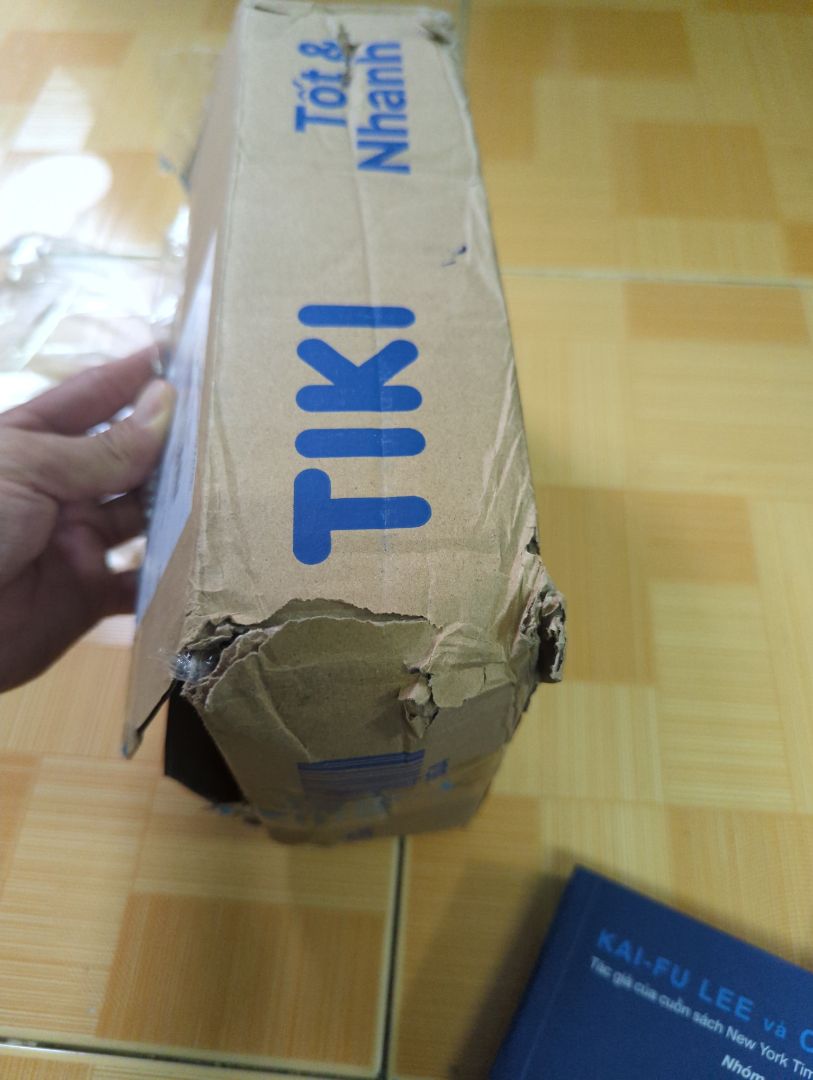 Mới nhận sách nhưng thấy bị móp các cạnh như vậy là không vui rồi.