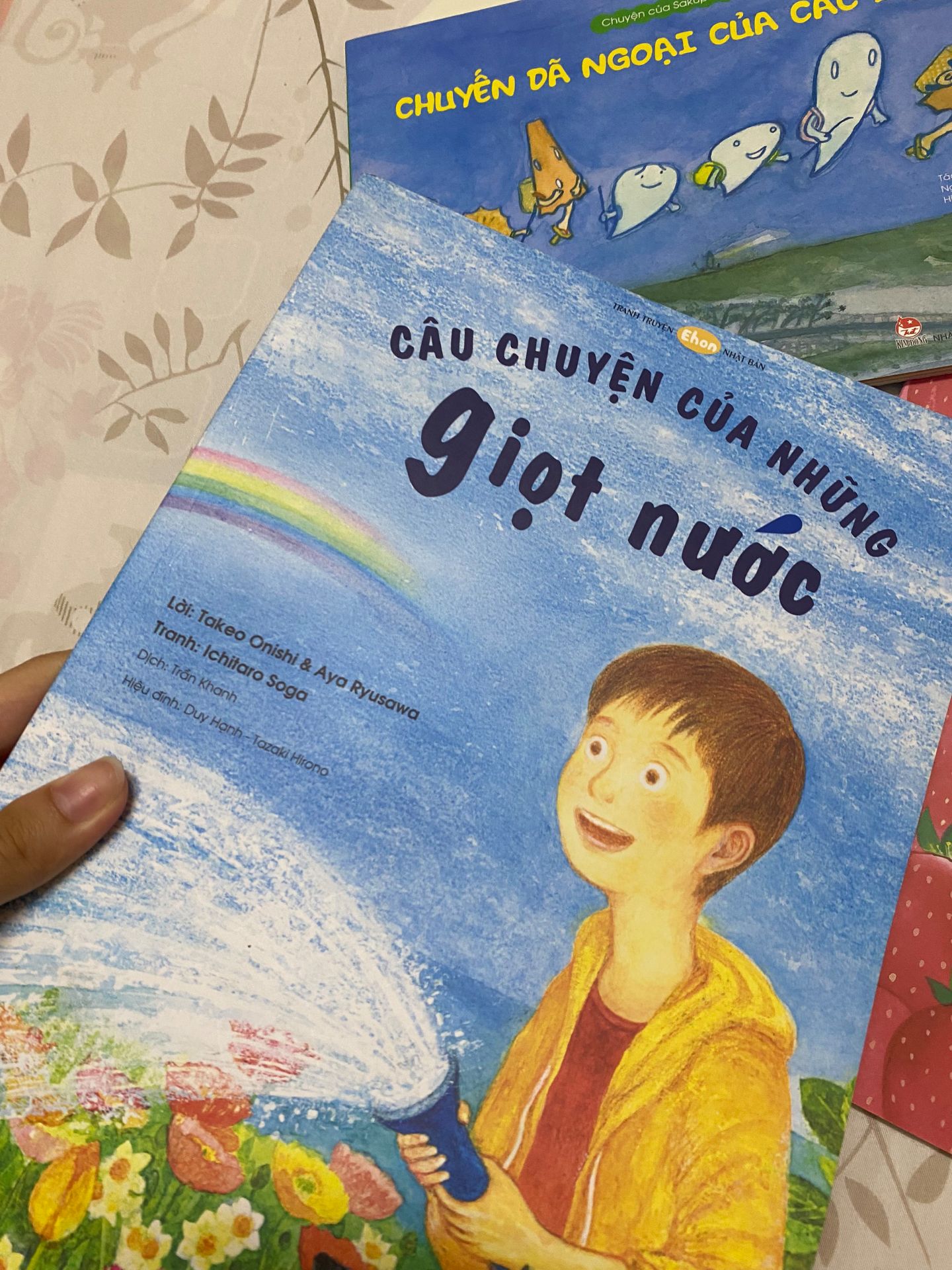 sách rất hay, cả 2 bạn nhà mình đều thích sách bên này. Cốt truyện đơn giản phù hợp với con, lồng ghép những kiến thức khoa học dễ hiểu