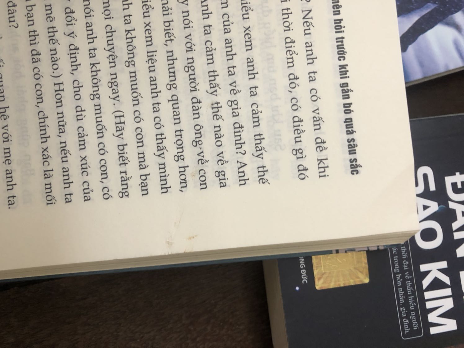 Mình có đặt mua 5 quyển sách trên tiki. Tất cả đều mới đẹp riêng chỉ có quyển Cư xử như đàn bà, suy nghĩ như đàn ông là bị gấp mép r bị có vét ở bìa sách. Ngoài ra trong các trang sách bị viền bẩn như ảnh. Cảm giác quyển sách ko mới. Chưa kể, giao hàng còn chậm hơn dự tính.
Đã đặt mua tiki nhiều lần mà đây là lần đầu tiên thấy thất vọng như vậy