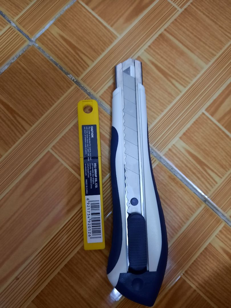 nhận được hàng rồi , nhưng khi mua cứ nghĩ là lưỡi dao lớn nên mới đặt khi nhận được hàng thì là cái nhỏ , hơi thất vọng tí , nhưng cũng thấy ok , nhà có sẵn dao chỉ mua thêm lưỡi thôi nhưng cái to cái nhỏ không biết làm sao mà xài , haizz