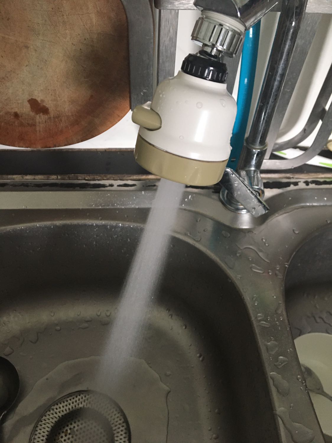 Ngon bổ rẻ giúp việc rửa dễ hơn. Nước ra mạnh và đều. Đầu vòi vặn vào ren (trong) của vòi nước.